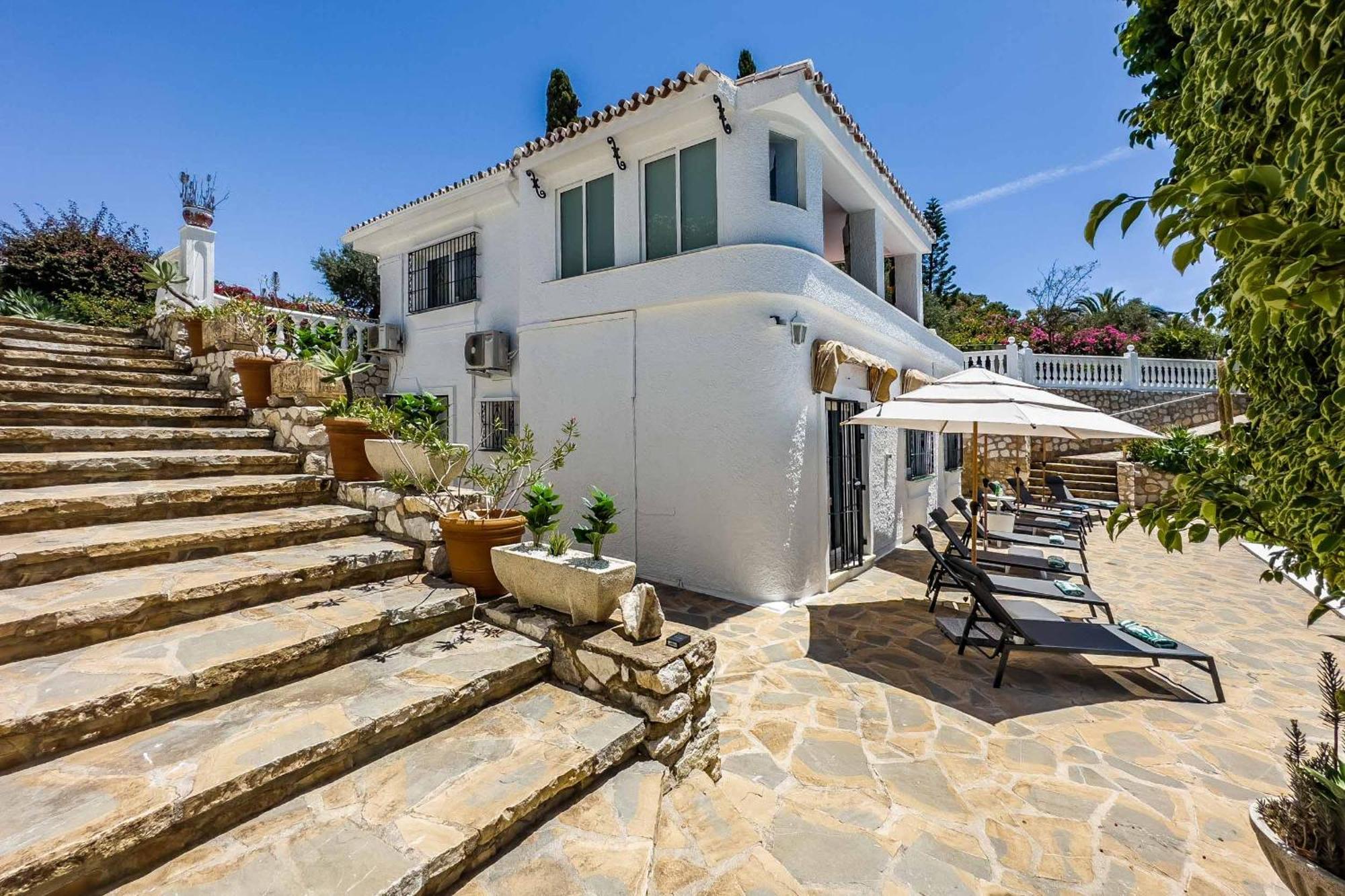 6 Views: Panoramic Paradise With Private Pool And Bbq *