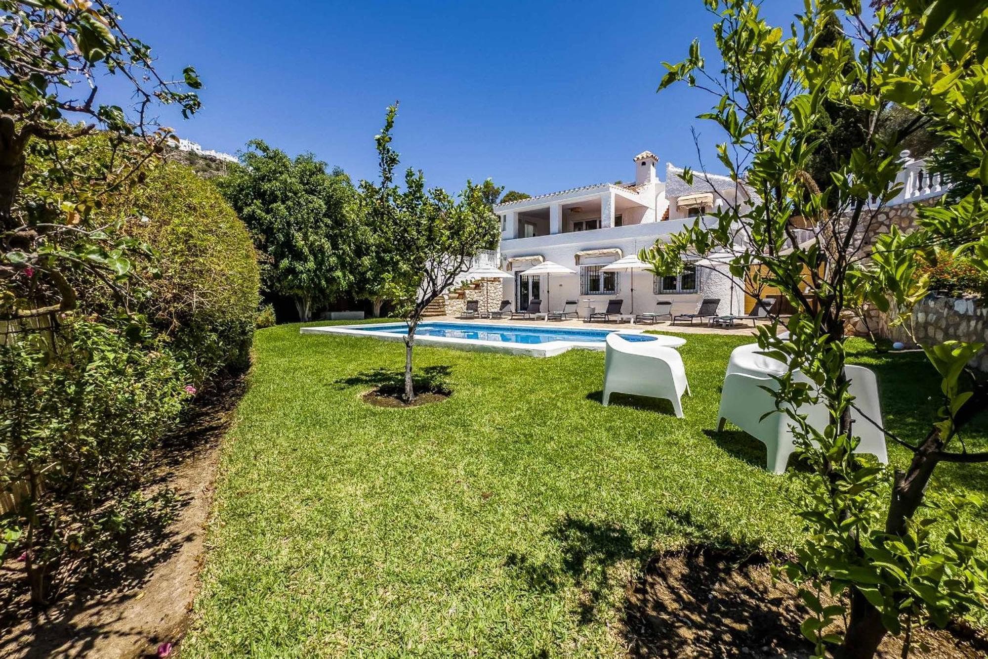 6 Views: Panoramic Paradise With Private Pool And Bbq *