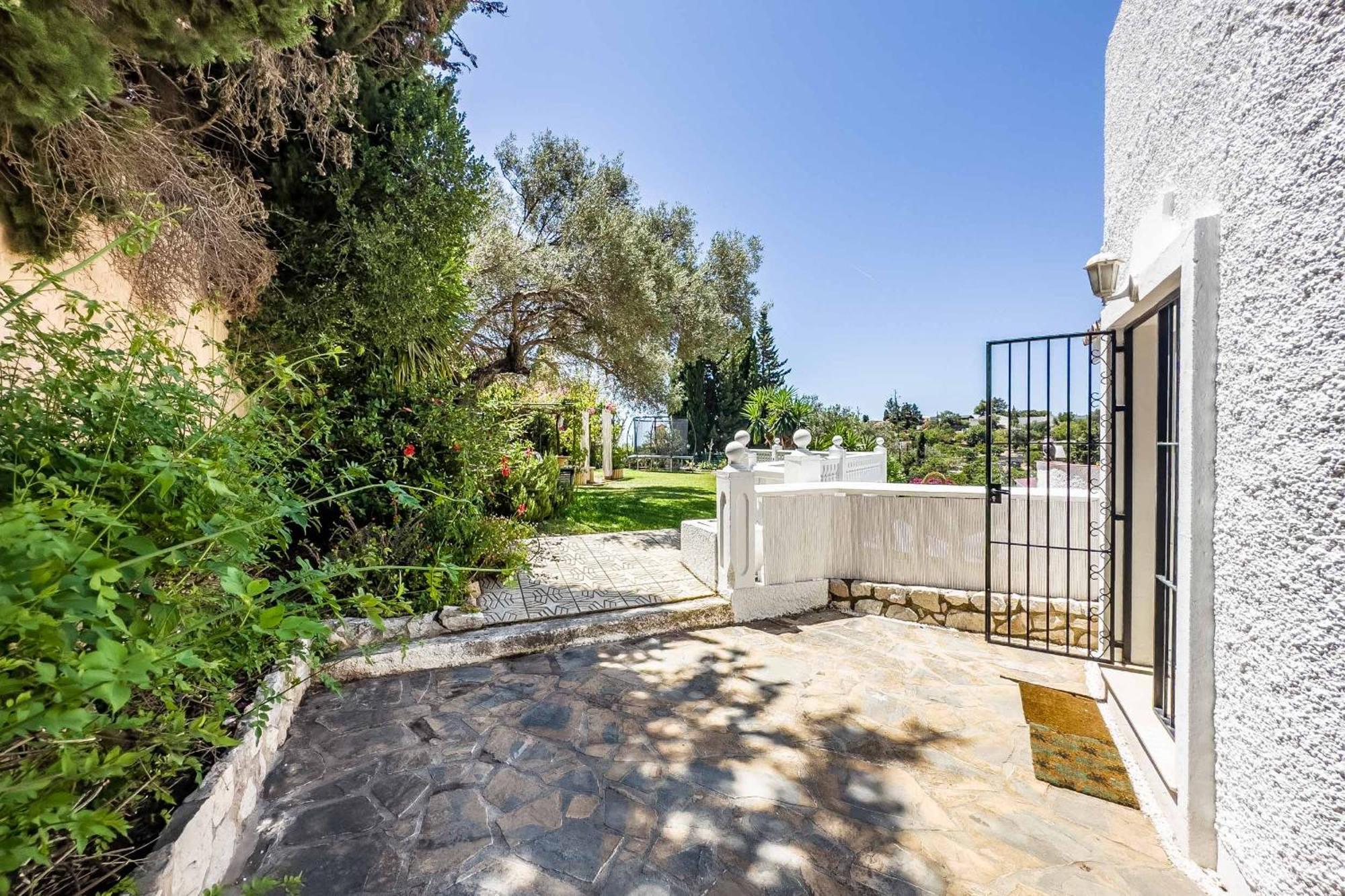 6 Views: Panoramic Paradise With Private Pool And Bbq Villa *