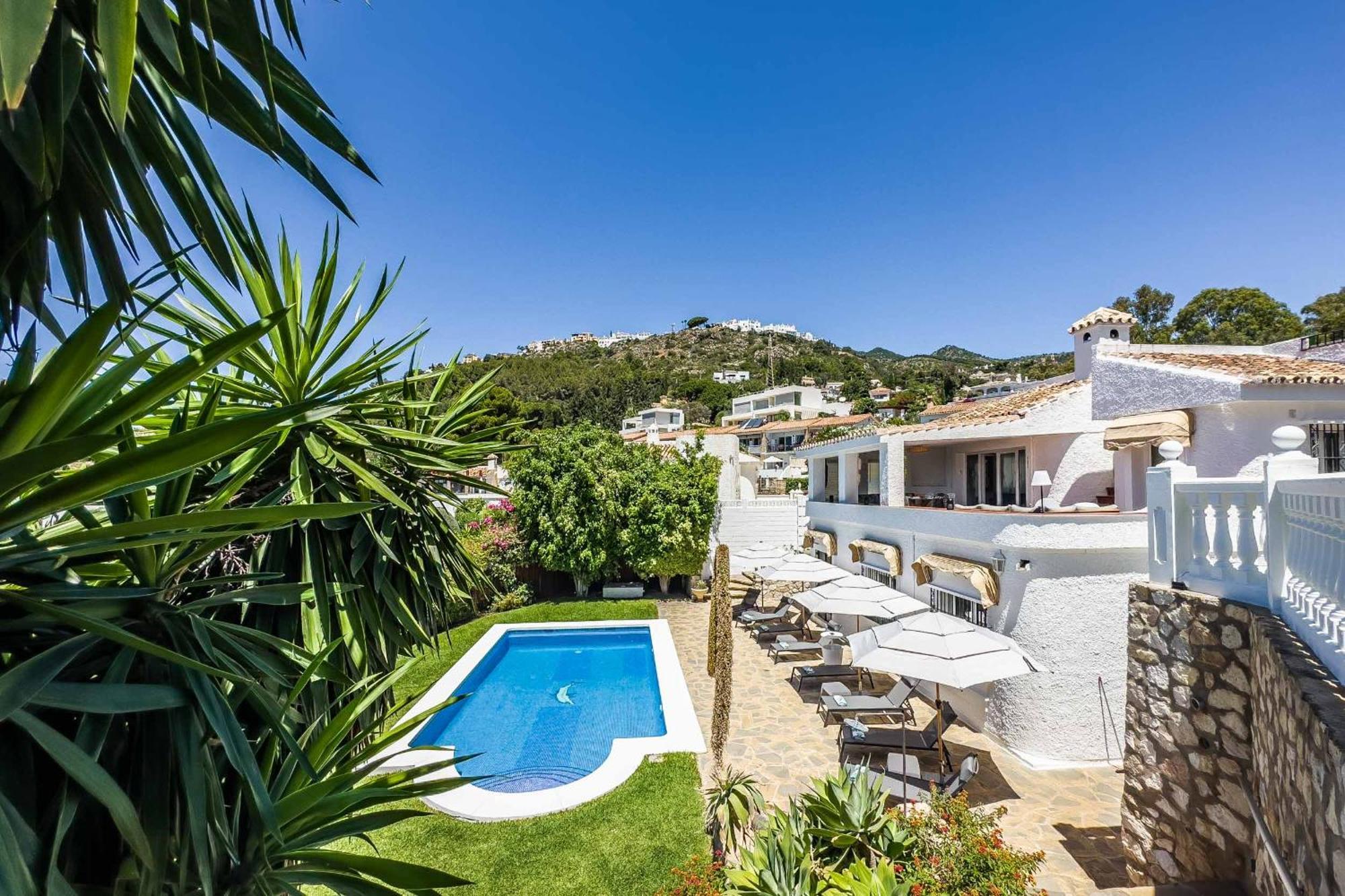 6 Views: Panoramic Paradise With Private Pool And Bbq Villa